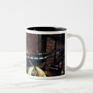Caneca De Café Em Dois Tons Objetos da Mesa de um capitão do século XIX