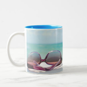 Caneca De Café Em Dois Tons Óculos de sol na praia