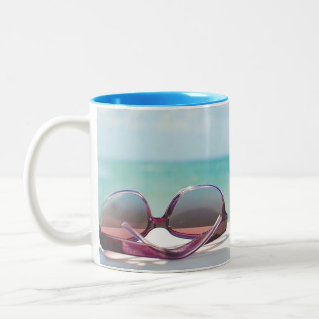 Caneca De Café Em Dois Tons Óculos de sol na praia (Esquerda)