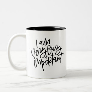 Caneca De Café Em Dois Tons Ocupado e importante com o Handlettered