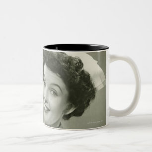 Caneca De Café Em Dois Tons Olhando a enfermeira