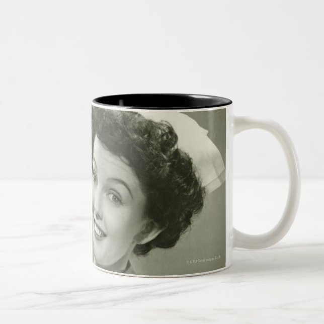 Caneca De Café Em Dois Tons Olhando a enfermeira (Direita)