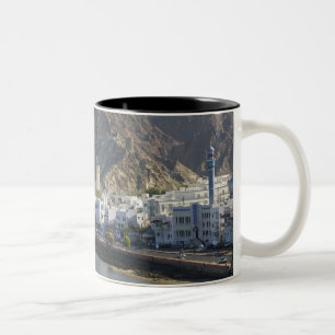 Caneca De Café Em Dois Tons Oman, Muscat, Mutrah. Edifícios ao longo de Mutra