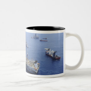 Caneca De Café Em Dois Tons Operações de alargamento conduzidas pelo barco