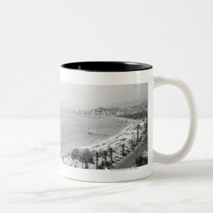 Caneca De Café Em Dois Tons Opinião complexa do turista no litoral B&W