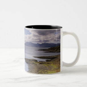 Caneca De Café Em Dois Tons Opinião da água e da costa no Bute, Argyll,