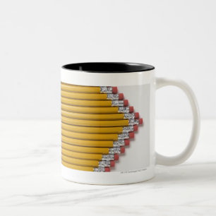 Caneca De Café Em Dois Tons Opinião de ângulo alto dos lápis em seguido
