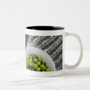 Caneca De Café Em Dois Tons Opinião de ângulo alto os vegetais nos copos de