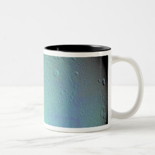 Caneca De Café Em Dois Tons Opinião de cor falsa da lua Dione de Saturn