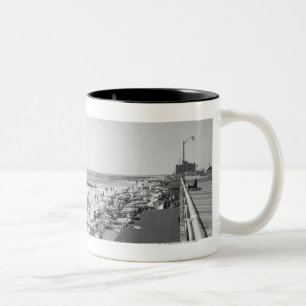 Caneca De Café Em Dois Tons Opinião elevado do passeio e da praia B&W