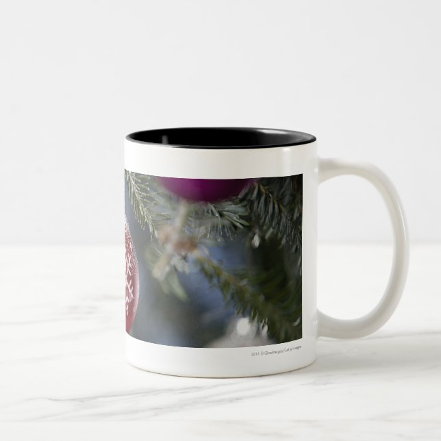 Caneca De Café Em Dois Tons Ornamento em uma árvore de Natal (Direita)