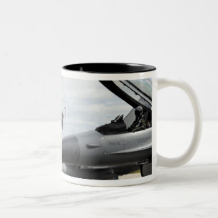 Caneca De Café Em Dois Tons Os Falcons F-16 de combate esperam para lançar-se