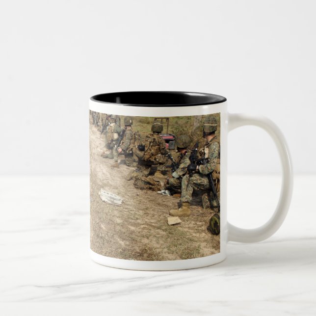 Caneca De Café Em Dois Tons Os fuzileiros americanos fornecem segurança como u (Direita)
