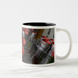 Caneca De Café Em Dois Tons Os impulsionadores da nave espacial 2 de Soyuz