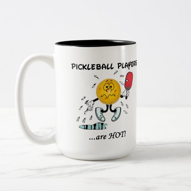 Caneca De Café Em Dois Tons Os jogadores de Pickleball estão quentes (Esquerda)