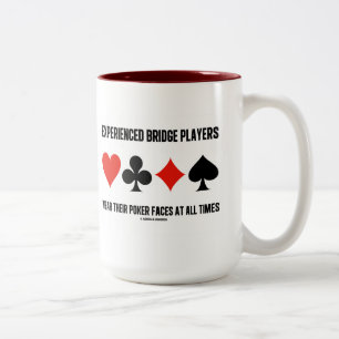 Caneca De Café Em Dois Tons Os jogadores de ponte experientes vestem suas