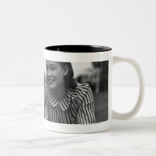 Caneca De Café Em Dois Tons Os jovens acoplam o encontro na grama
