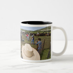 Caneca De Café Em Dois Tons Os meninos novos recolhem o rancho 2007 de Hughes