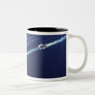 Caneca De Café Em Dois Tons Os navios do grupo da greve do portador de Abraham