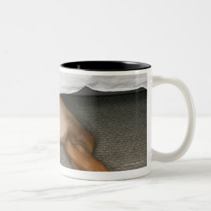 Caneca De Café Em Dois Tons Os pés e a cauda do laboratório amarelo persegue