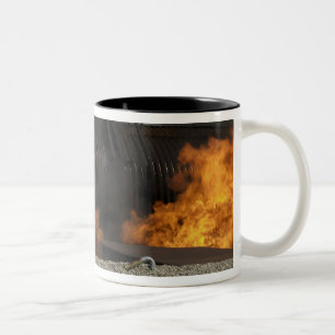 Caneca De Café Em Dois Tons Os sapadores-bombeiros neutralizam um fogo vivo