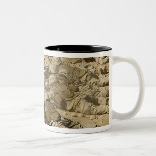 Caneca De Café Em Dois Tons Os Seabees do marinho dos E.U. ateiam fogo aos