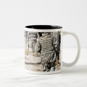 Caneca De Café Em Dois Tons os soldados respondem a um ataque das armas