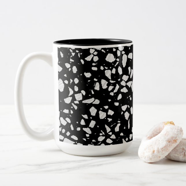Caneca De Café Em Dois Tons Padrão abstrato Terrazzo Mosaico preto e branco (Com Donut)