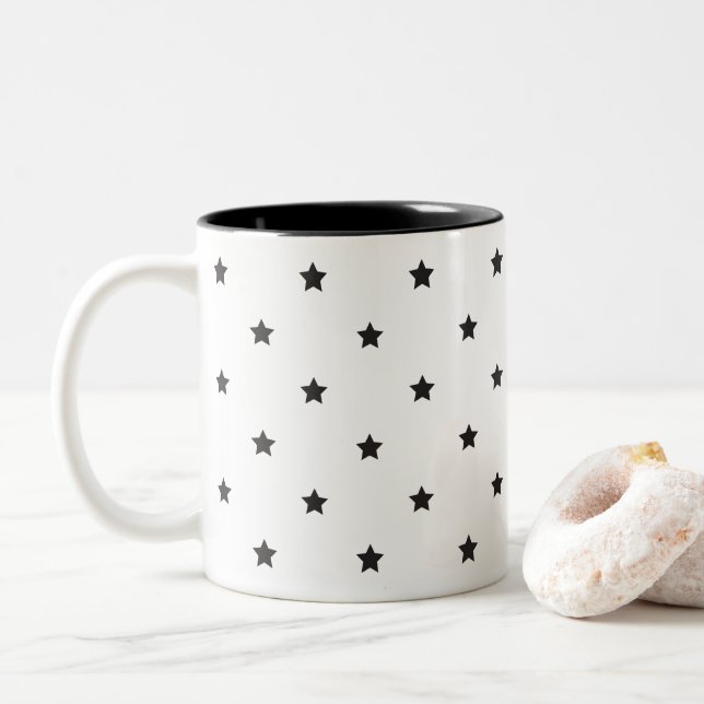 Caneca De Café Em Dois Tons Padrão das estrelas brancas e pretas (Com Donut)