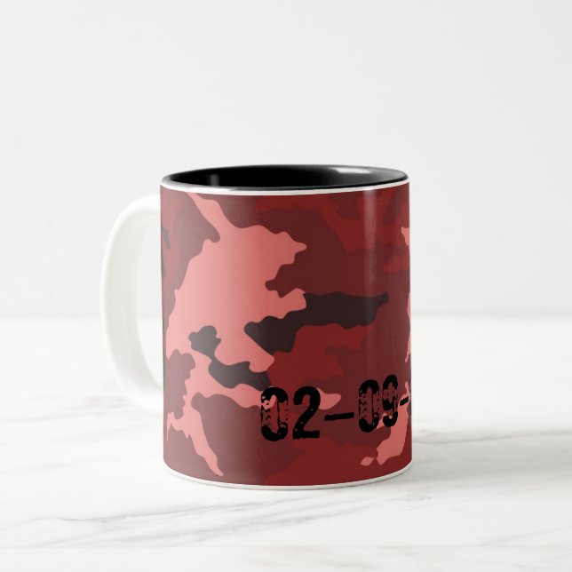 Caneca De Café Em Dois Tons padrão de camuflagem vermelho (Frente Esquerda)