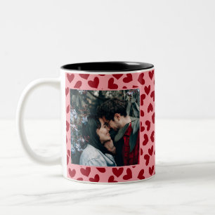 Caneca De Café Em Dois Tons Padrão de corações vermelhos 2 fotos personalizada
