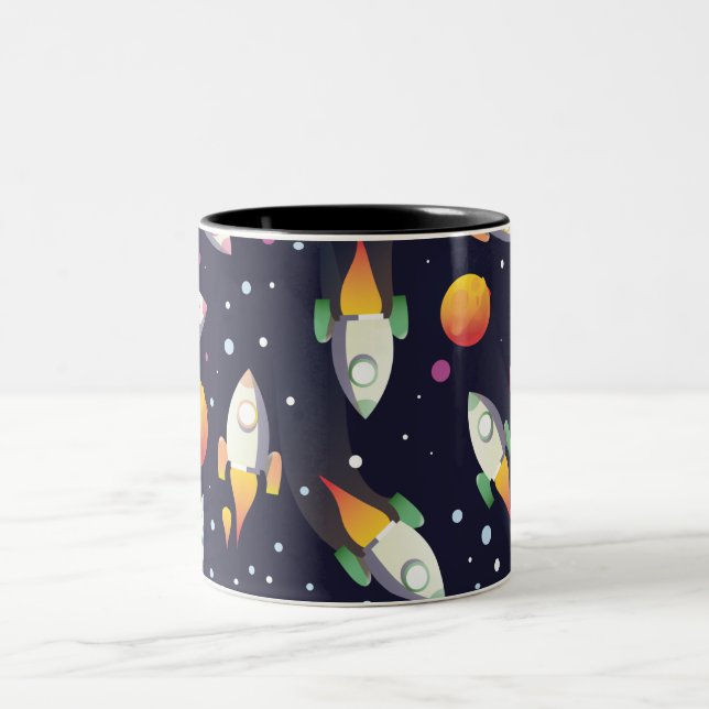 Caneca De Café Em Dois Tons Padrão de foguetes espaciais retrô. (Centro)