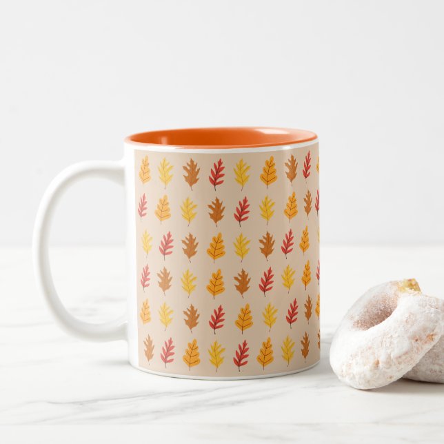Caneca De Café Em Dois Tons Padrão de Folhas de Carvalho (Com Donut)
