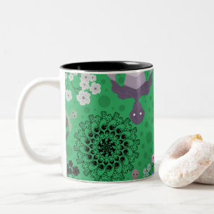 Caneca De Café Em Dois Tons Padrão estranho de flores e robôs