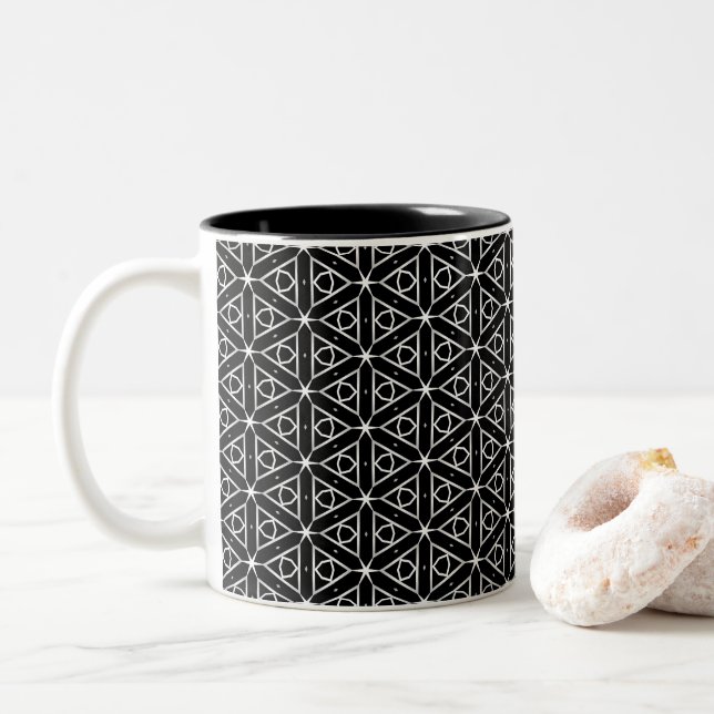 Caneca De Café Em Dois Tons Padrão Geométrico Preto Branco e Prata (Com Donut)