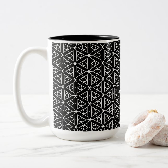 Caneca De Café Em Dois Tons Padrão Geométrico Preto Branco e Prata (Com Donut)