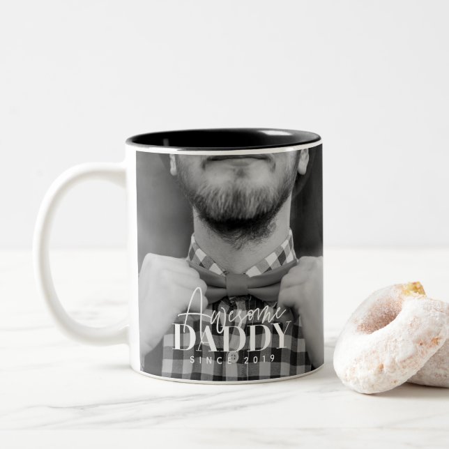 Caneca De Café Em Dois Tons Pai Incrível Desde 20XX Foto Elegante Simples (Com Donut)