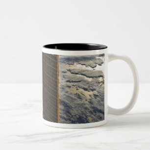 Caneca De Café Em Dois Tons Painéis solares da Estação Espacial Internacional