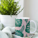 Caneca De Café Em Dois Tons Palma Rosa Tropical e Verde deixa um padrão perfei<br><div class="desc">A Palma Tropical Rosa e Verde Deixa o Padrão Invisível é um design vibrante e vivo que apresenta uma variedade de folhas de palma rosa e verde dispostas em um padrão repetitivo. O padrão tem um layout perfeito, o que significa que as bordas do design se combinam perfeitamente para criar...</div>