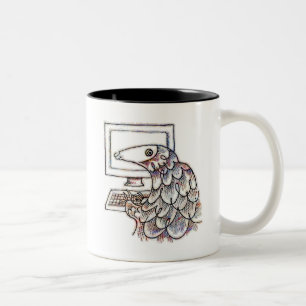 Caneca De Café Em Dois Tons Pangolin em um computador