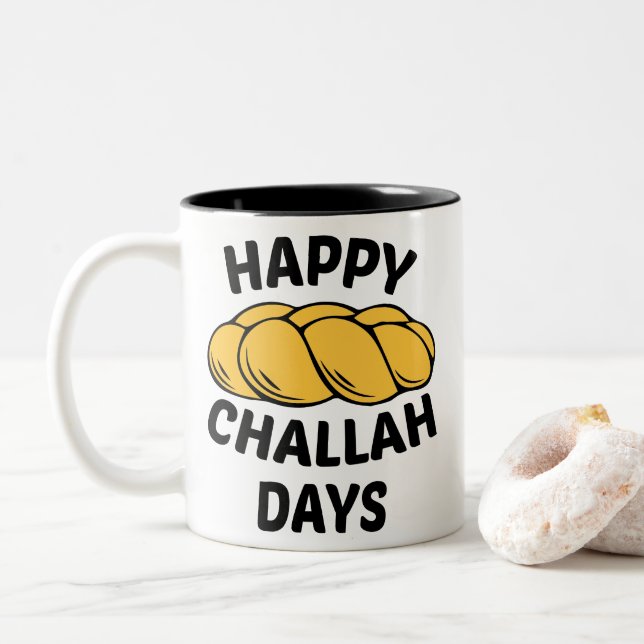 Caneca De Café Em Dois Tons Pão de Challah, Chanukah, Dias Felizes de Challah (Com Donut)