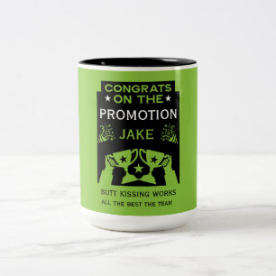 Caneca De Café Em Dois Tons Parabéns Verdes Sobre A Promoção Do Emprego