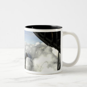 Caneca De Café Em Dois Tons Pararescuemen salta a parte traseira de A.A. - 130