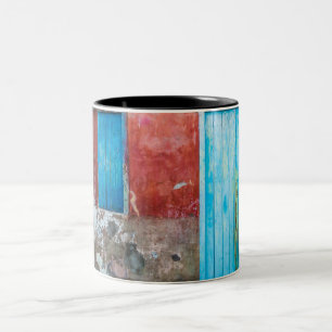 Caneca De Café Em Dois Tons Parede vermelha, azul e cinza, porta e janela