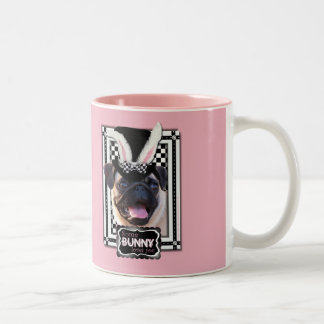 Caneca De Café Em Dois Tons Páscoa - algum coelho o ama - Pug