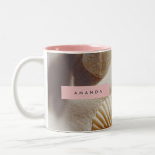 Caneca De Café Em Dois Tons Pastéis Personalizados Conchas Costeiras na Areia
