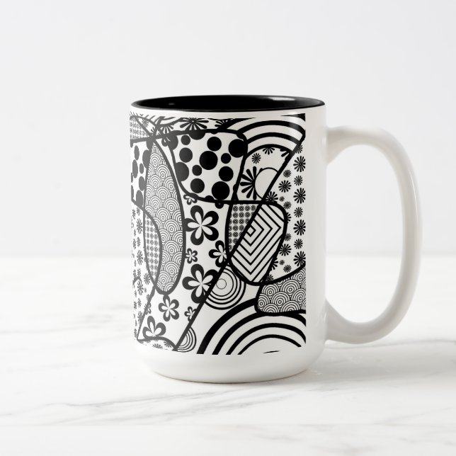 Caneca De Café Em Dois Tons Patchwork Preto e Branco de Padrões 02 (Direita)