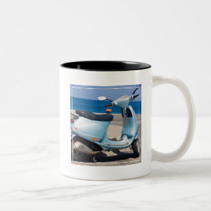 Caneca De Café Em Dois Tons Patinete na praia Ephesus, Turquia