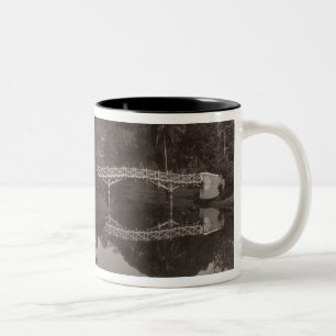 Caneca De Café Em Dois Tons Pavilhão da ilha no jardim de Cantanement