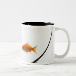Caneca De Café Em Dois Tons Peixe dourado na bacia